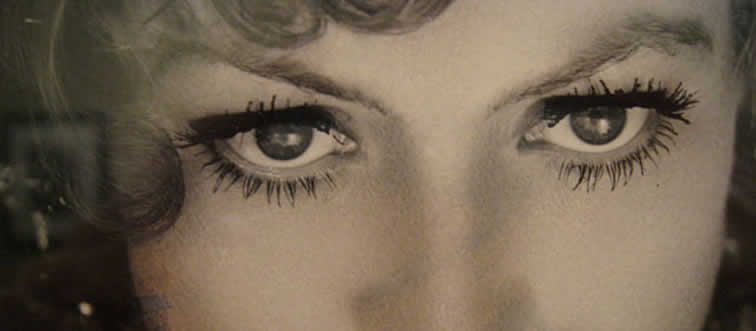 Which legendary leading lady used a risky boric acid wash to give her eyes an extra on-camera gleam?